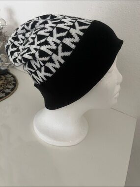 (Unisex)Michael Kors Black & White Logo Knit Beanie adult size, never worn